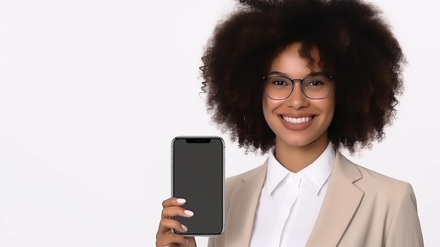 la donna afroamericana sorridente mostra lo schermo dello smartphone alla fotocamera su sfondo bianco o trasparente