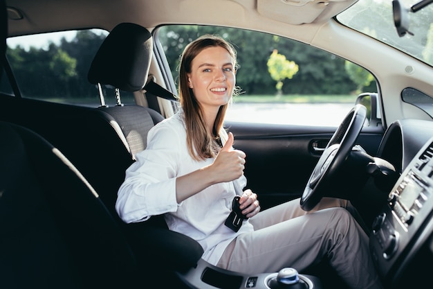 La donna al volante pizzica la cintura di sicurezza