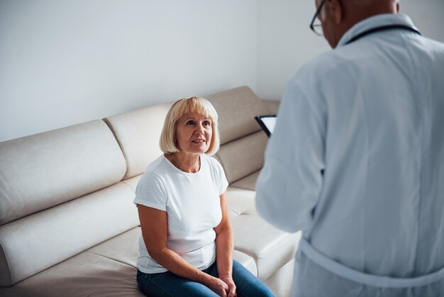 La donna anziana ha una consultazione in clinica da parte del medico maschio.