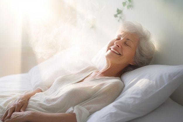 La donna anziana si sveglia felicemente nella camera da letto bianca al mattino
