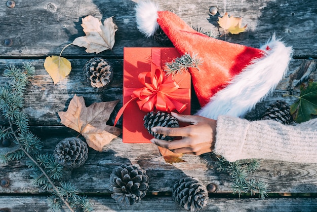 La donna arma fare la decorazione di natale in una tavola di legno all'aperto