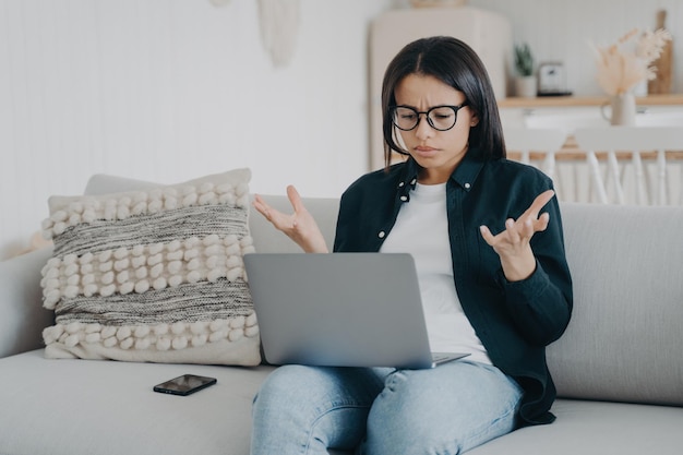 La donna arrabbiata lotta con il laptop dimentica la password Infelice legge cattive notizie Wi-Fi debole Internet lento