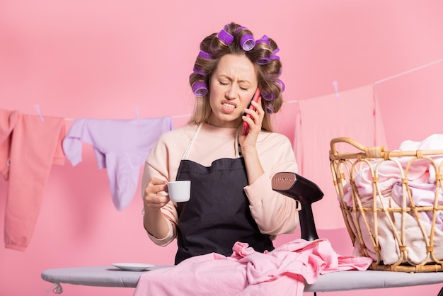 La donna arrabbiata stringe i denti per l'esasperazione una telefonata interferisce con il suo caffè ottenere r