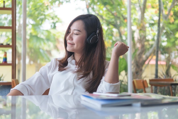 la donna ascolta la musica