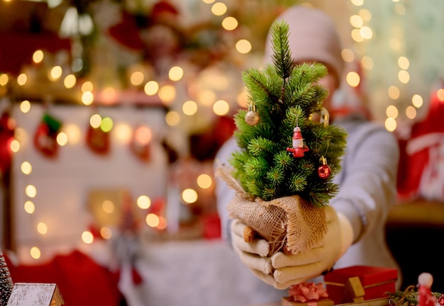 La donna asiatica decora per Natale da sola a casa. La famiglia festeggia e felice anno nuovo a casa.