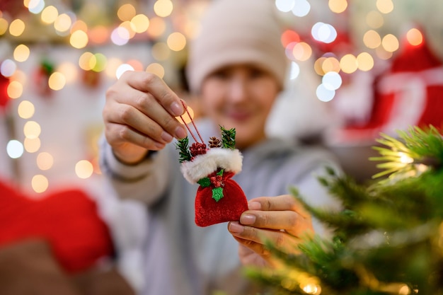 La donna asiatica decora per Natale da sola a casa. La famiglia festeggia e felice anno nuovo a casa.