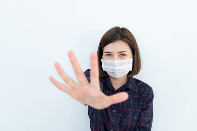 La donna asiatica del viaggiatore indossa la maschera per proteggere il coronavirusLa donna tailandese che indossa la maschera facciale protegge le vie respiratorie e filtra il particolato PM25