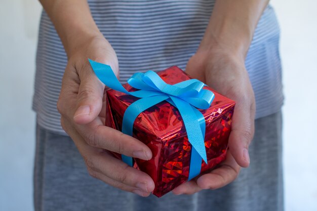 La donna asiatica è in possesso di regalo di San Valentino