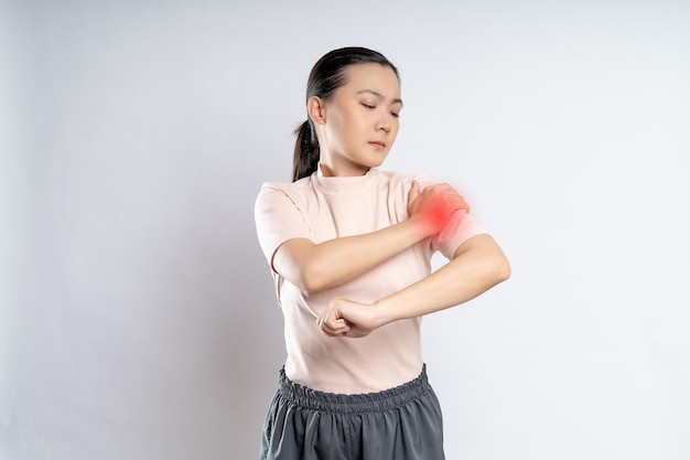 La donna asiatica era malata e il dolore toccava il corpo con una macchia rossa isolata su sfondo bianco