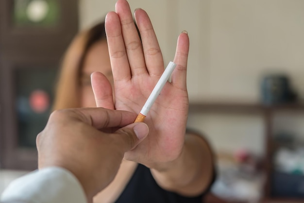 La donna asiatica fa la mano Rifiuta la sigaretta Smettendo di fumare dal concetto di dipendenza Nessun giorno di tabacco Nessun concetto di fumo Basta dire di no
