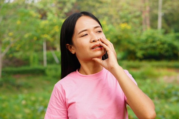 La donna asiatica ha mal di denti