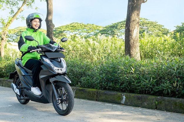 La donna asiatica lavora come tassista di motociclette