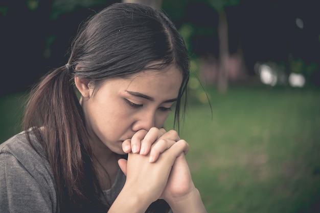 La donna asiatica sola si siede da sola nel parco La donna tailandese triste pensa qualcosa Concetto della ragazza del cuore spezzato