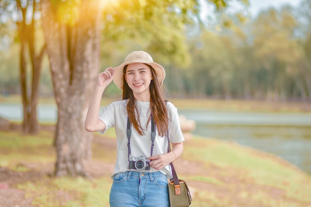 La donna asiatica viaggia e scatta foto Natura