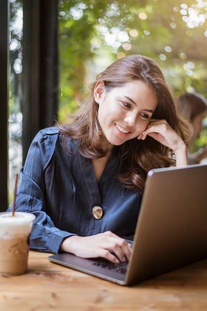 La donna astuta di affari sta lavorando con il computer