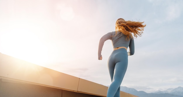 La donna atletica sta correndo