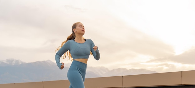 La donna atletica sta correndo