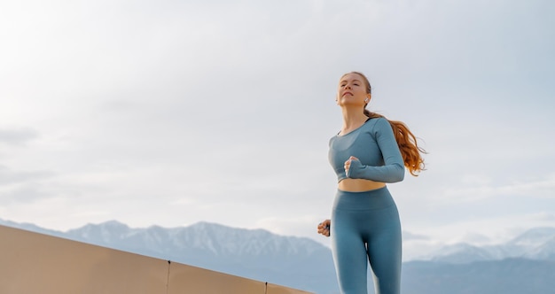 La donna atletica sta correndo