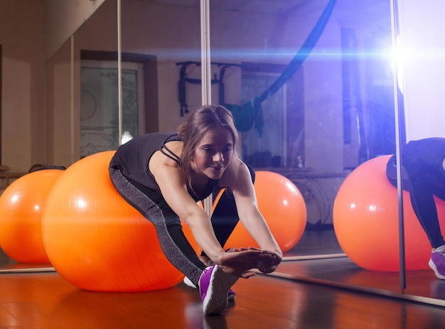 La donna attraente si sta allenando nel club della palestra facendo esercizi per una buona salute