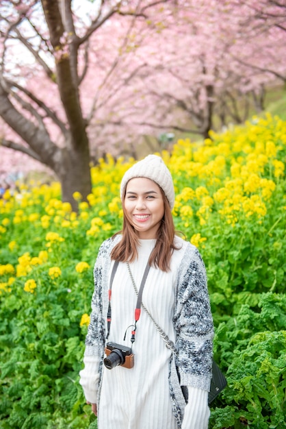 La donna attraente sta godendo con Cherry Blossom a Matsuda, Giappone