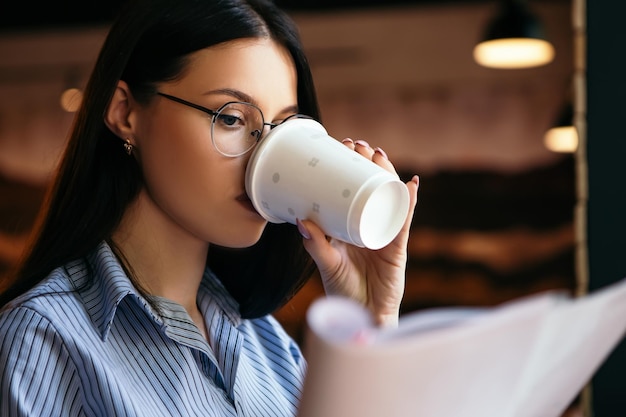 La donna beve il caffè al bar