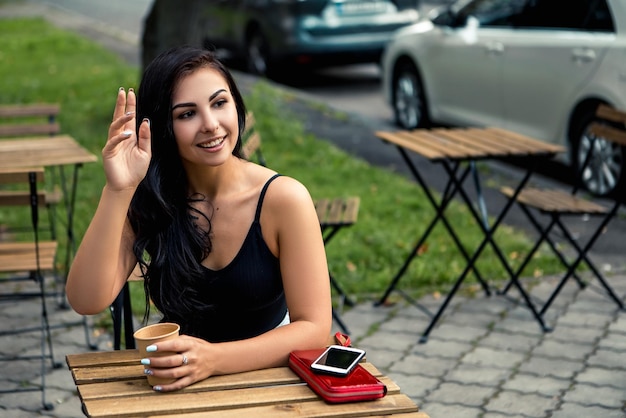 La donna beve il caffè fuori