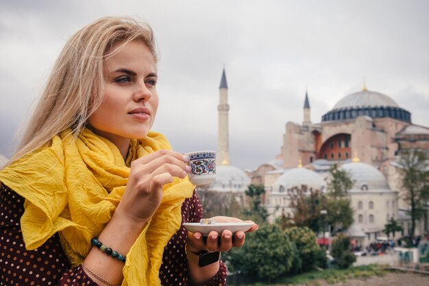 La donna beve il caffè turco vicino a Hagia Sophia, Istanbul