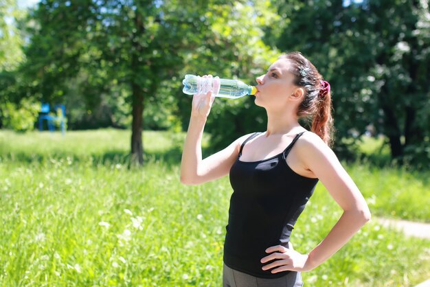 La donna beve sport acquatici