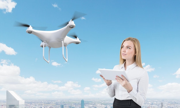 La donna bionda controlla un drone