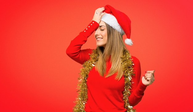 La donna bionda vestita per le vacanze di Natale ha appena realizzato qualcosa