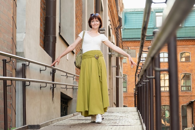 La donna cammina nel quartiere della città vecchia