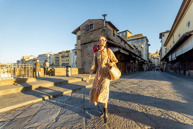 La donna cammina sul ponte vecchio a firenze italia