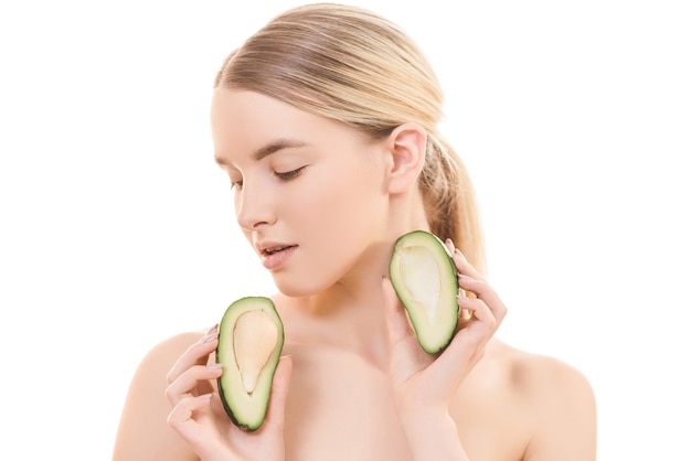 La donna carina con un avocado sullo sfondo bianco