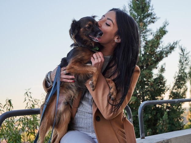 La donna castana gioca con il cagnolino