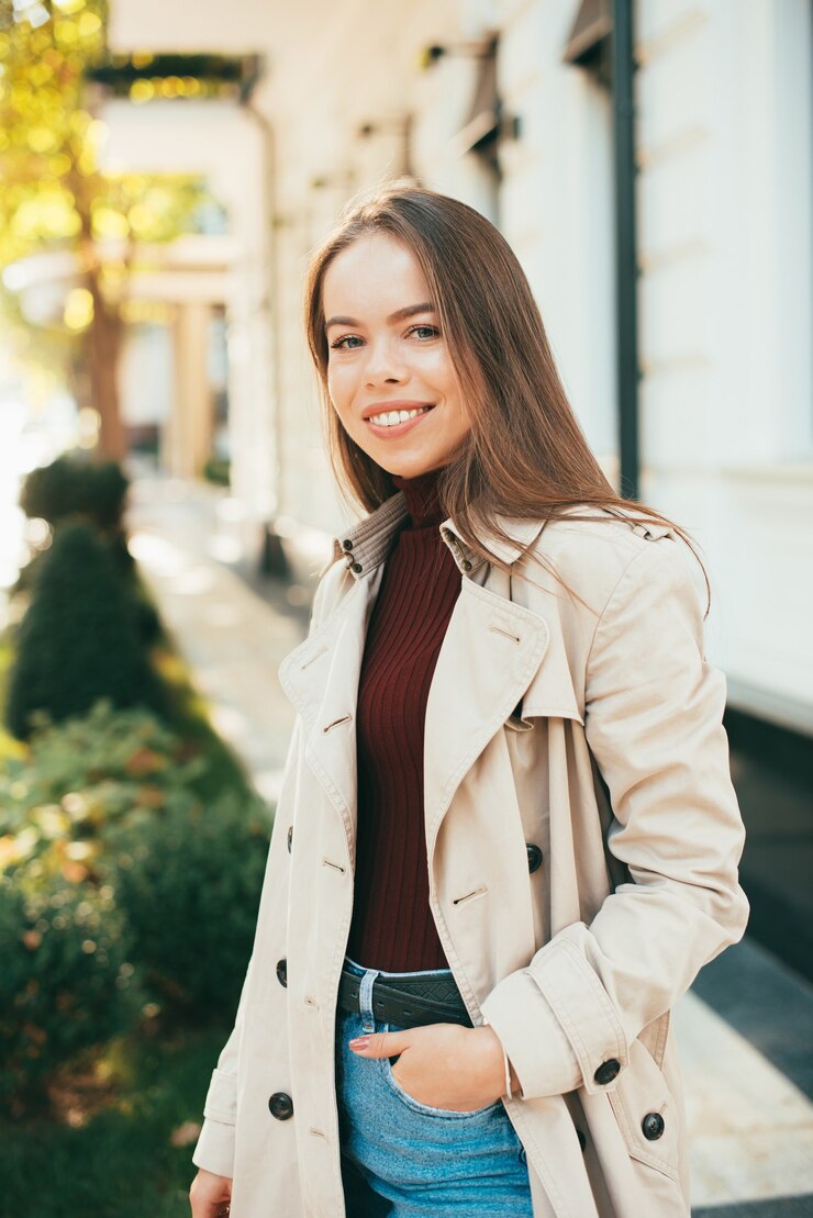 La donna che cammina in cappotto sta cercando e sorridendo