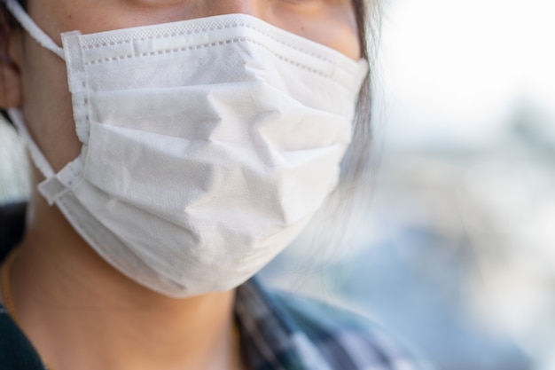 La donna che indossa una maschera protettiva protegge il filtro dall'inquinamento atmosferico (PM2.5)