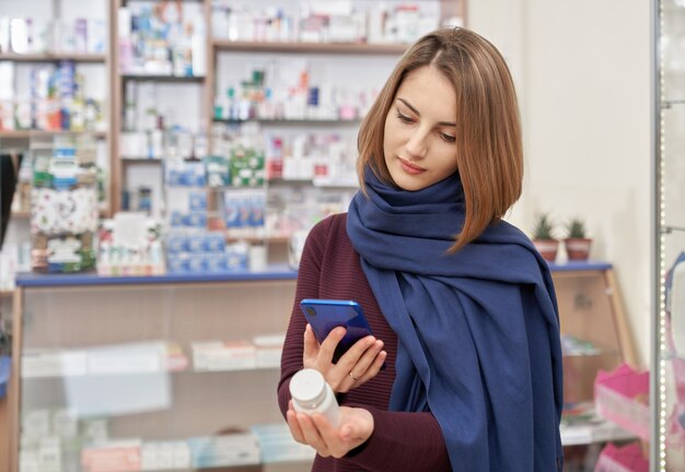 La donna che prende la foto delle pillole imbottiglia la farmacia