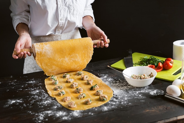 La donna chef cucina passo dopo passo i ravioli tradizionali