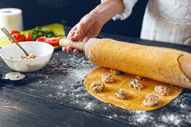 La donna chef cucina passo dopo passo i ravioli tradizionali