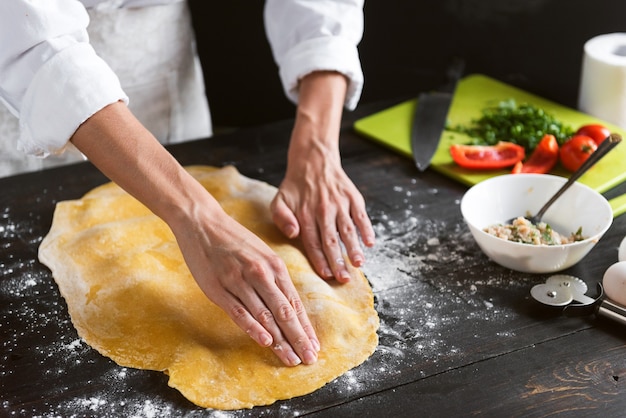 La donna chef cucina passo dopo passo i ravioli tradizionali