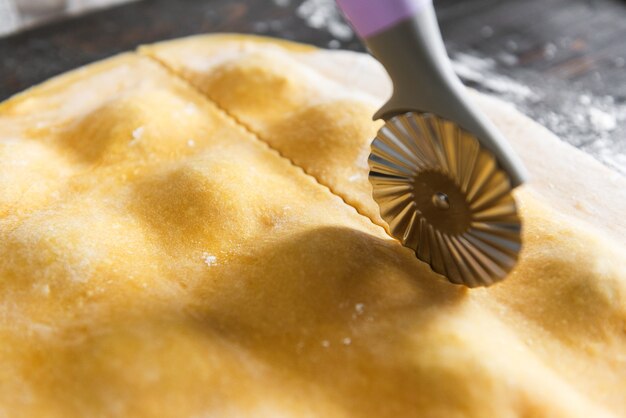 La donna chef cucina passo dopo passo i ravioli tradizionali