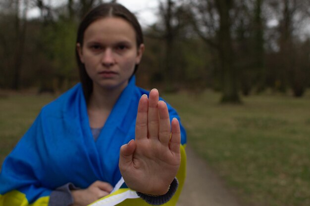 La donna chiede di fermare la guerra in Ucraina concentrarsi a portata di mano