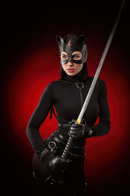 La donna con cintura nera e maschera da gatto con una katana