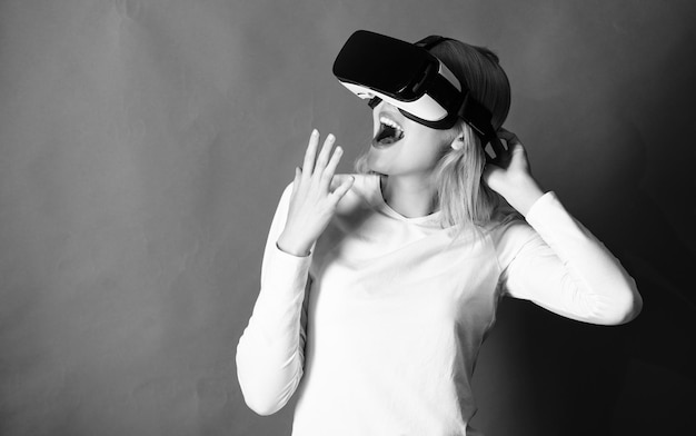 La donna con gli occhiali di realtà virtuale Donna che gode di un'esperienza di divertimento informatica in vr Donna che utilizza