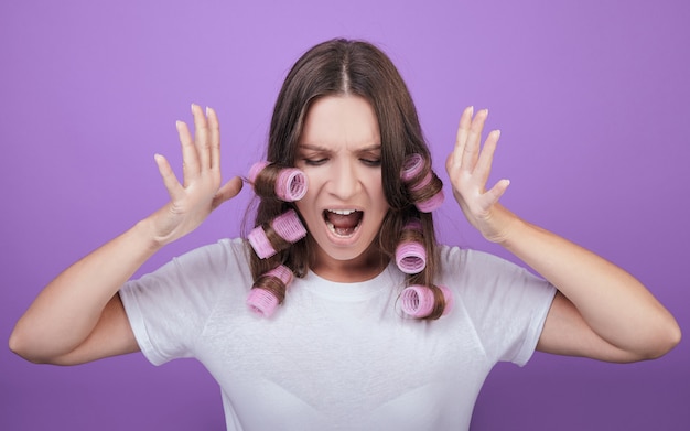 La donna con i bigodini alzò le mani e urlò.