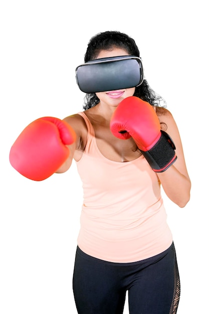 La donna con i capelli ricci è un allenamento di boxe con gli occhiali VR