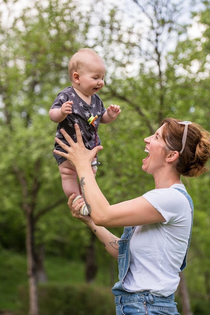 la donna con il bambino si diverte in natura