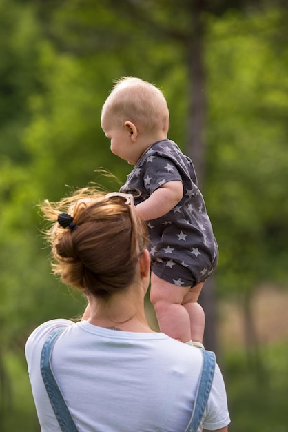 la donna con il bambino si diverte in natura