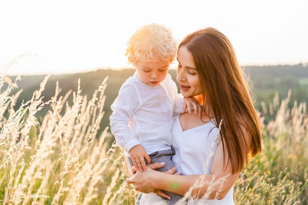 La donna con il bambino sta in mezzo al campo