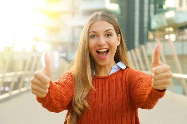 La donna con il maglione dà i pollici in su